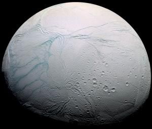 Encelade : des bandes tigrées uniques liées à la gravité de Saturne