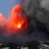 Une spectaculaire éruption de l&#039;Etna provoque une pluie de pierres 