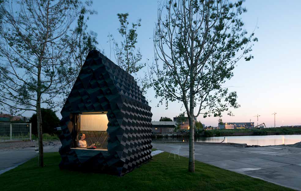 Cette drôle de cabane urbaine a vu le jour à Amsterdam (Pays-Bas) en 2015. Imaginée par le cabinet d’architectes néerlandais DUS, elle est imprimée en bioplastique et pourrait servir de logement d’urgence avant d’être détruite et recyclée.