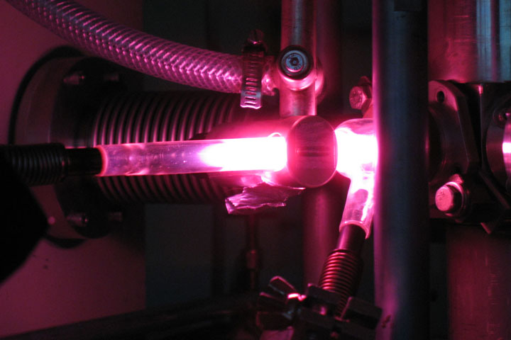 Les échantillons de glace reconstituée sont exposés à des rayons ultraviolets analogues aux UV émis par les étoiles.