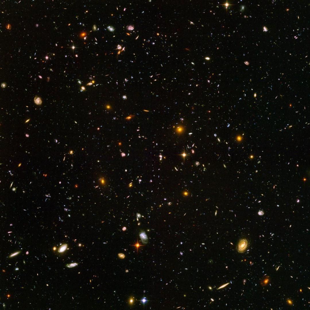Cette image réalisée par le télescope spatial Hubble permet d’apercevoir les galaxies les plus lointaines (en rouge), et donc les plus anciennes. Grâce à sensibilité dans l'infrarouge, le JWST va permettre de les étudier plus en profondeur. <br>© HubbleSite