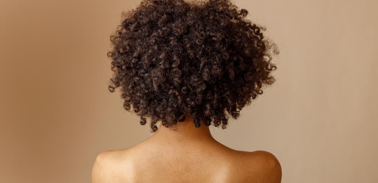 Pourquoi a-t-on les cheveux frisés ? | le blob, l'extra-média