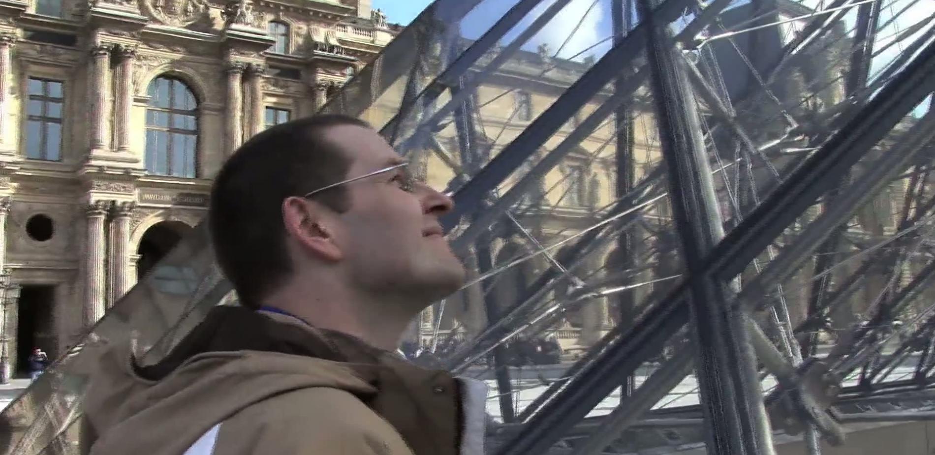 Un physicien à la pyramide du Louvre