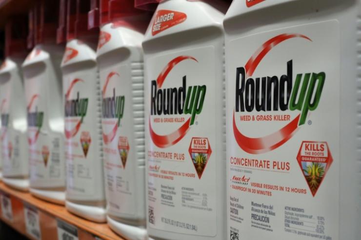 Des bouteilles du désherbant Roundup de Monsanto en vente dans un magasin de Glendale (Californie), le 19 juin 2018  © AFP/Archives Robyn Beck