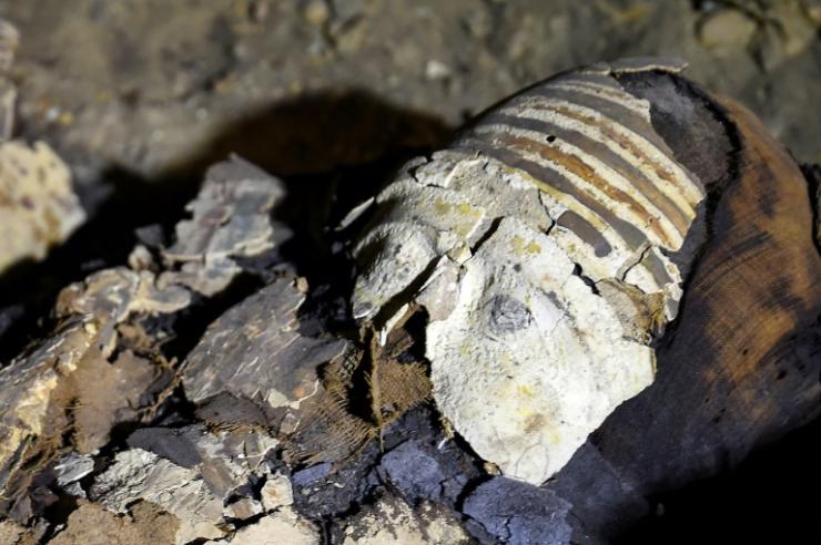 Une mommie enveloppée dans du lin, le 2 février 2019, découverte dans la région de Minya, en Egypte  © AFP/Archives MOHAMED EL-SHAHED
