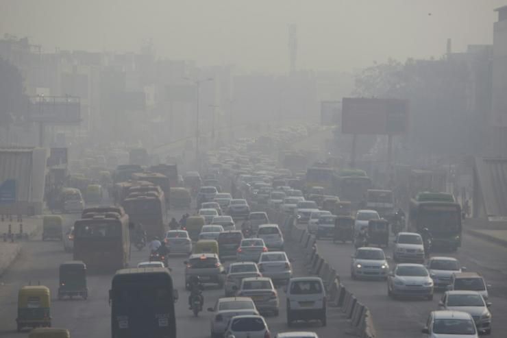 Circulation automobile aux abords de New Delhi en Inde lors d'un pic de pollution