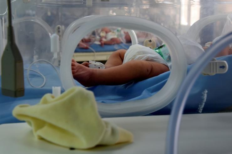 Un nourisson dans une couveuse de la maternité de l'hôpital de Rabta à Tunis, en Tunisie, le 11 mars 2019  © AFP/Archives FETHI BELAID