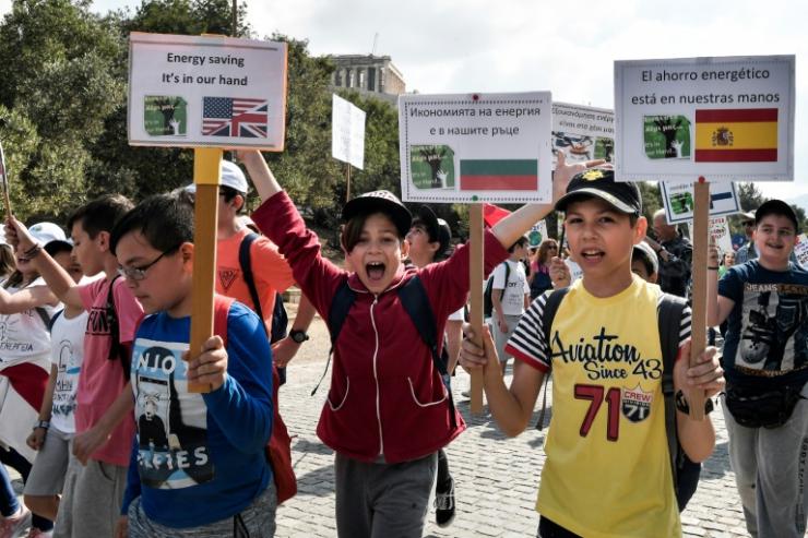 Des écoliers manifestent pour interpeller les gouvernements sur le réchauffement climatique, à Athènes le 17 mai 2019  © AFP LOUISA GOULIAMAKI