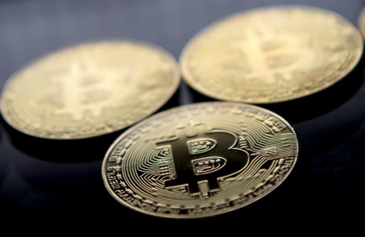 Des pièces d'or frappées du logo de la cryptomonnaie bitcoin, le 20 novembre 2017 à Londres  © AFP/Archives Justin TALLIS