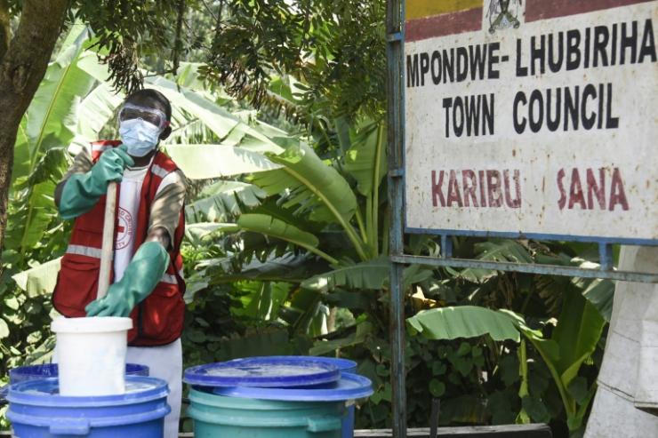 Un agent sanitaire prépare une solution de chlorine pour désinfecter au centre de santé de Mpondwe, le 13 juin 2019 en Ouganda gagné par l'épidémie d'Ebola  © AFP ISAAC KASAMANI