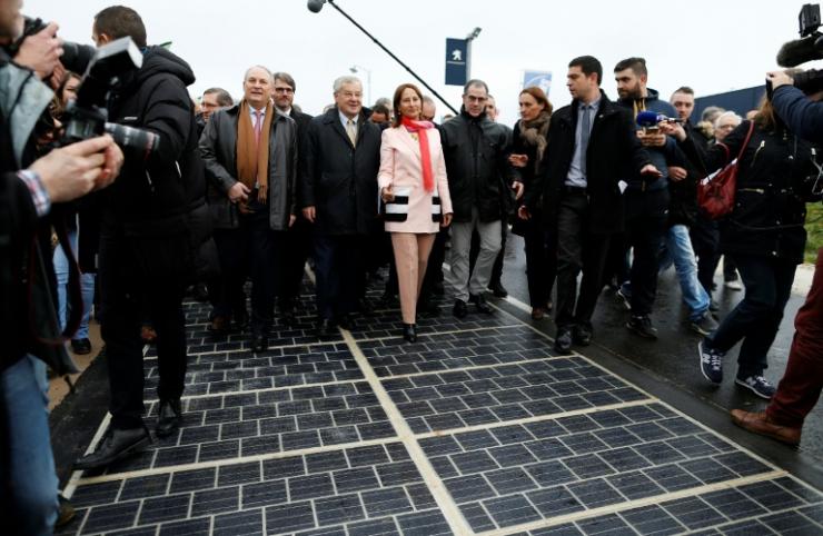 Ségolène Royal, alors ministre de l'Environnement, inaugure la première route solaire au monde, le 22 décembre 2016 à Tourouvre, dans l'Orne  © AFP/Archives CHARLY TRIBALLEAU