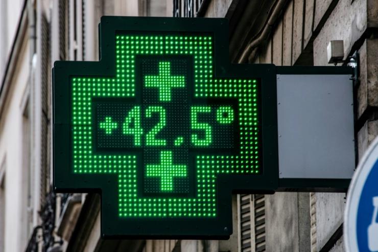 Le thermomètre d'une pharmacie indique 42,5°C, le 25 juillet 2019 lors d'un épisode de canicule à Paris  © AFP/Archives BERTRAND GUAY