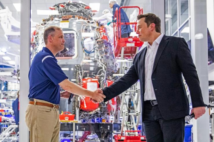 Jim Bridenstine (Nasa) et Elon Musk (SpaceX) à l'usine de SpaceX à Hawthorne le 10 octobre 2019 © AFP Philip Pacheco
