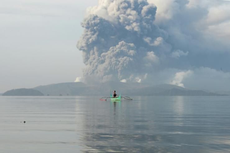 Le volcan Taal crache de la lave et des centres, à 65 km de Manille, le 13 janvier 2020 © AFP Ted ALJIBE