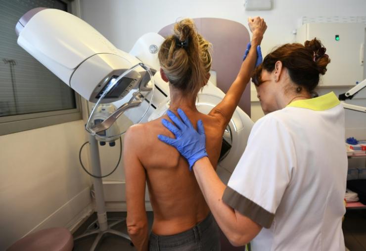 Une patiente pendant une mammographie à l'institut Paoli-Calmette à Marseille, en octobre 2017 © AFP/Archives ANNE-CHRISTINE POUJOULAT