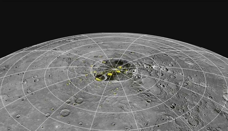Sur cette photo, les zones indiquées en jaune représentent les localisations de glace permanente observées par Messenger sur le pôle Nord de Mercure © Nasa / Mission Messenger