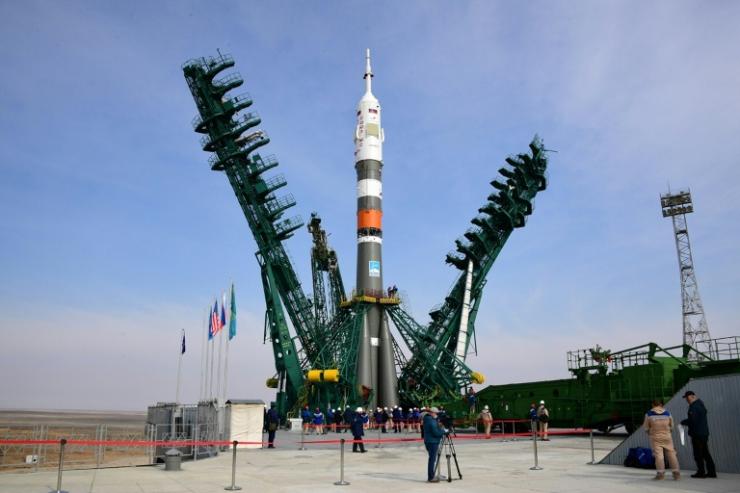 La fusée Soyouz MS-16 est montée sur la base de lancement du cosmodrome de Baïkonour au Kazakhstan, le 6 avril 2020 
