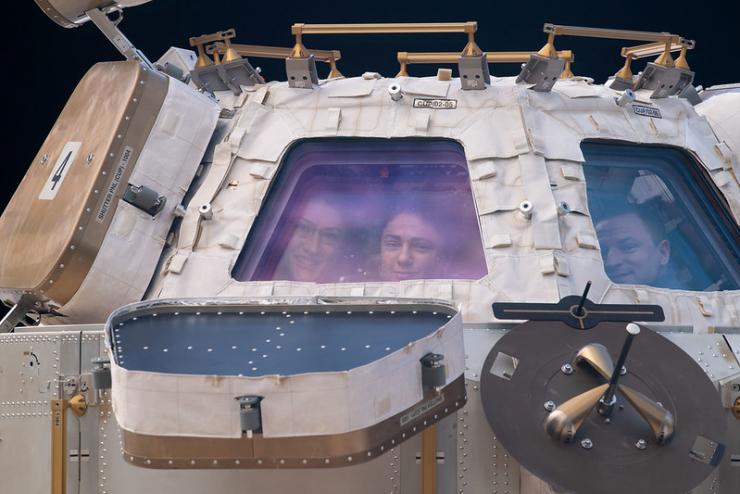Les astronautes Christina Koch, Jessica Meir et Andrew Morgan à bord de l'ISS.
