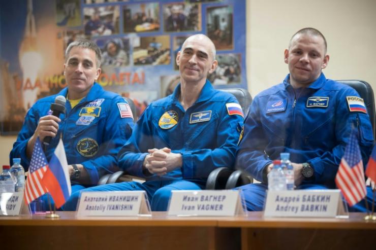 L'astronaute américain Chris Cassidy et les cosmonautes russes Anatoli Ivanichine et Ivan Vagner le 8 avril 2020 lors d'une conférence de presse sur la base de Baïkonour (Kazakhstan) 