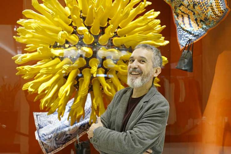 Zaven Paré devant sa sculpture cinétique de 180 bras et moteurs  commandée par Hermès, à Sao Polo en 2017 