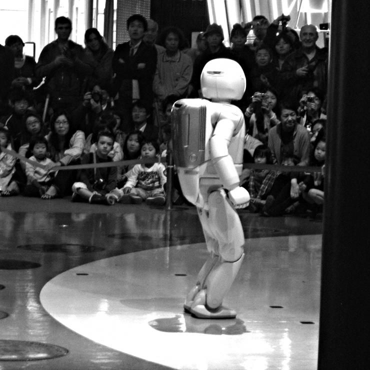 Asimo, en pleine démonstration dans le Musée des sciences du futur à Tokyo 