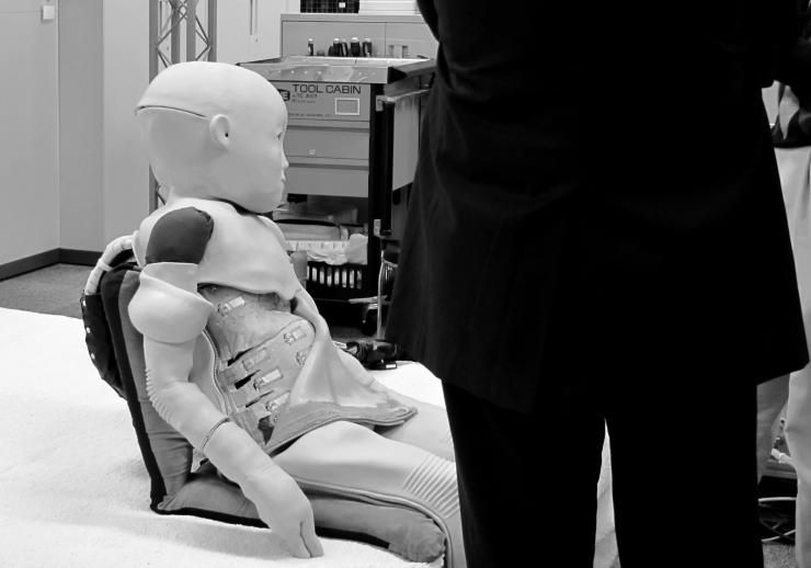 CB² (child robot with biomimetic body) peut notamment reconnaître le toucher humain,  grâce aux 197 capteurs de pression placés sous sa peau en caoutchouc 