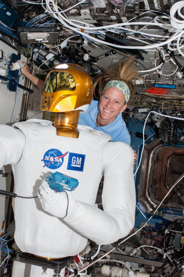 L'astronaute de la Nasa Karen Nyberg photographiée dans la Station spatiale internationale avec Robonaut 2, le « premier robot humanoïde dans l'espace » 