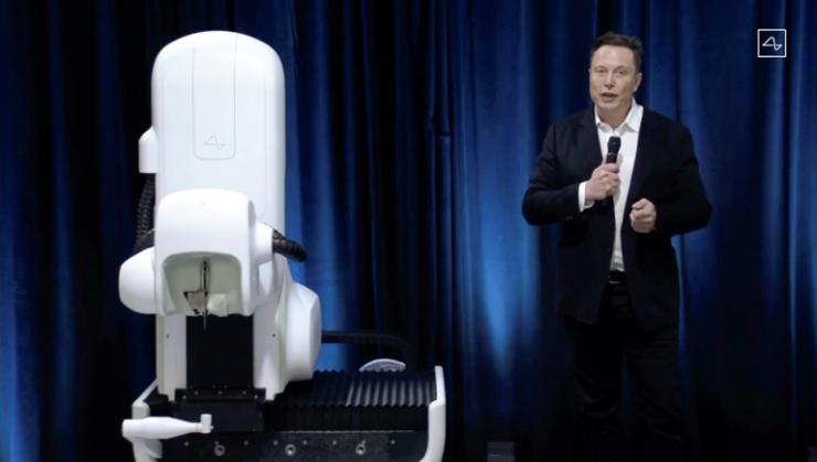 Elon Musk présente dans une conférence sur YouTube la nouvelle puce de sa start-up Neuralink et le robot chirurgien conçu pour l'implanter dans le cerveau © Neuralink/AFP