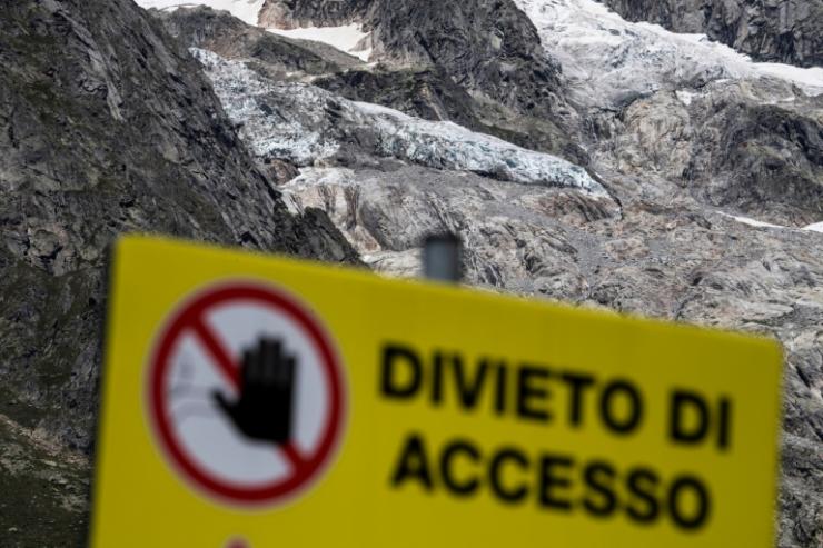 Une pancarte interdisant l'accès devant leglacier de Planpincieux à Courmayeur, le 6 août 2020 au Val Ferret, en Italie © AFP Marco Bertorello