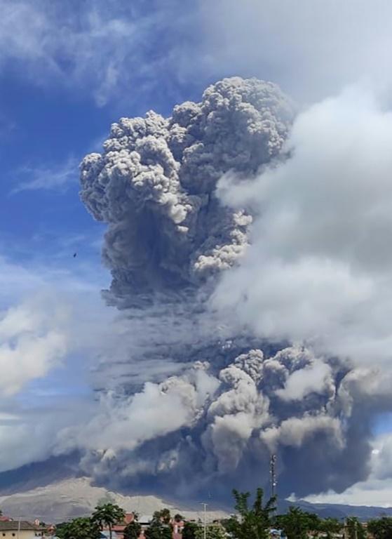 Le mont Sinabung émet des cendres et de la fumée dans l'air © Centre d'investigation et de développement technologique des catastrophes géologiques.