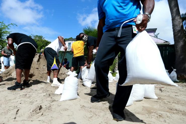 Des bénévoles remplissent des sacs de sable avant l'arrivée de l'ouragan Laura, le 25 août 2020 à La Nouvelle-Orléans, en Louisiane 