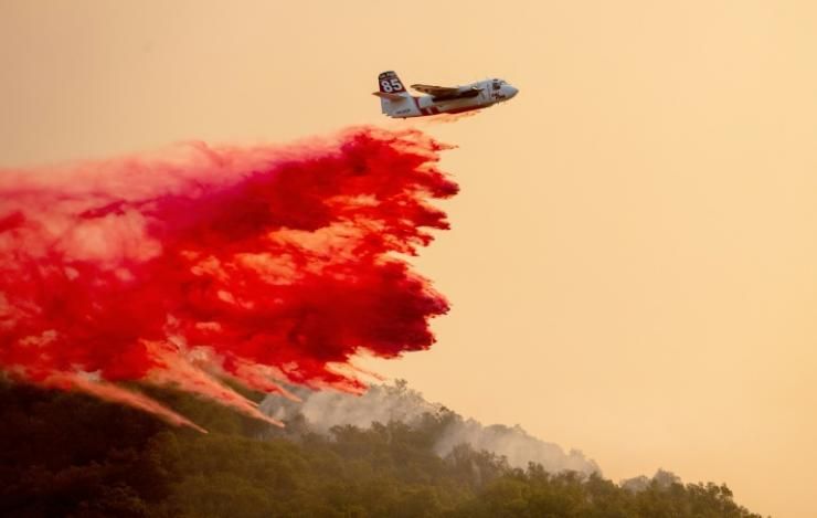 Un avion bombardier d'eau largue du retardant pour tenter de contenir l'incendie baptisé Glass fire, qui s'est déclaré dans la vallée viticole du comté de Napa (Californie), le 27 septembre 2020 