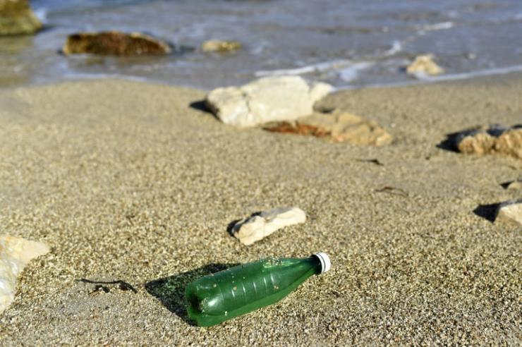 Une bouteille en plastique sur une plage de Marseille, au bord de la Méditerranée, le 27 octobre 2020 © AFP Nicolas Tucat