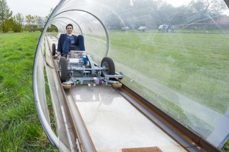 Le véhicule futur sera largement vitré et ressemblera à une capsule de télésiège se déplaçant sur rail dans un tube transparent à une moyenne de 60 km/h © AFP Jean-Christophe Verhaegen