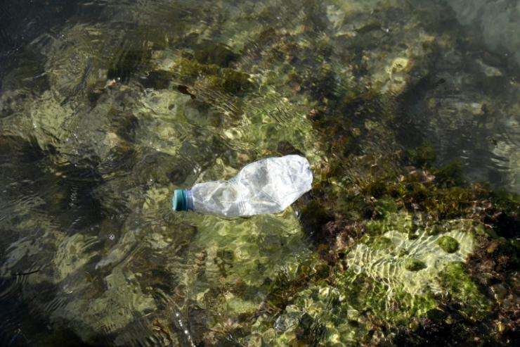 Une bouteille en plastique flottant sur la mer Méditerranée, le 27 octobre 2020 à Marseille © AFP Nicolas Tucat
