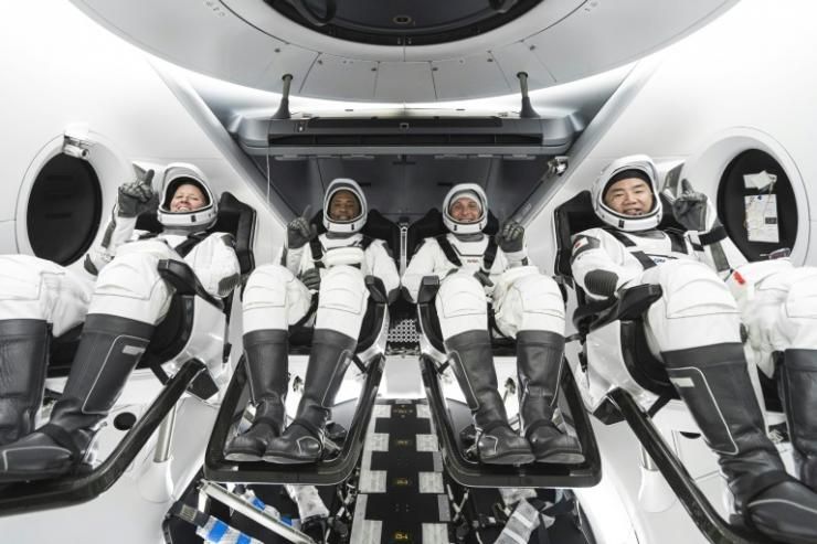 De gauche à droite: Shannon Walker, Victor Glover, Mike Hopkins, Soichi Noguchi, le 15 novembre 2020 à bord de la capsule Dragon © SPACEX/AFP Handout