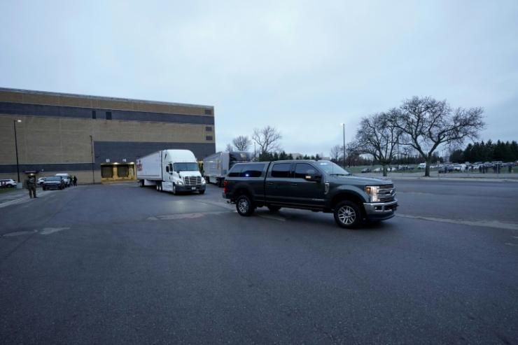 Des conteneurs transportant des vaccins Pfizer-BioNTech contre le Covid-19 sont expédiés depuis l'usine Pfizer de Kalamazoo, Michigan, le 13 décembre 2020 © POOL/AFP Morry Gash