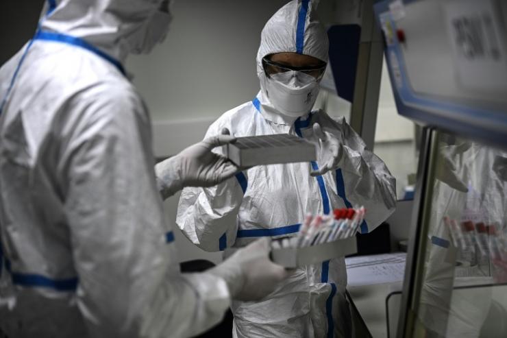 Des techniciens travaillent sur le séquençage du génome du Sars-CoV-2 et de ses variants, le 21 janvier 2021 à l'Institut Pasteur, à Paris © AFP Christophe ARCHAMBAULT