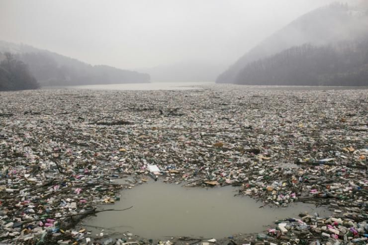 La surface du lac de Potpec recouverte de déchets, le 8 janvier 2021 à Priboj, en Serbie © AFP Vladimir Zivojinovic
