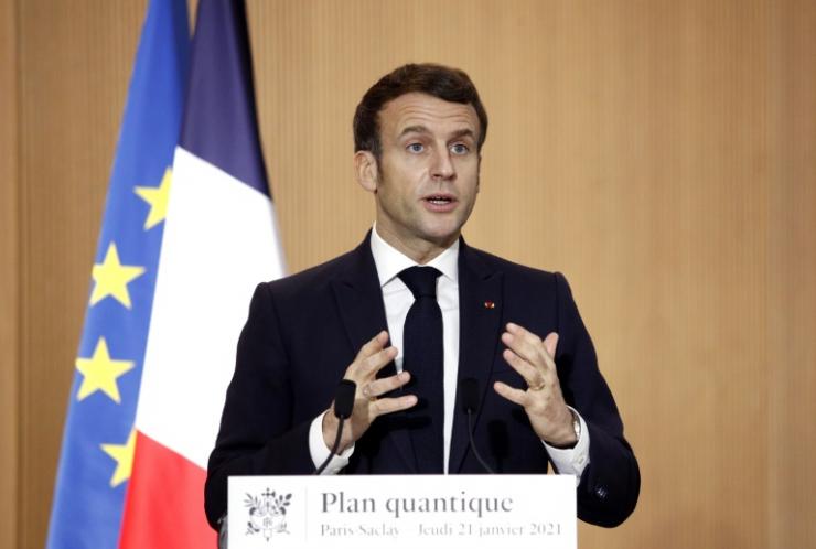 Le président Emmanuel Macron s'exprime devant le centre de nanosciences et de nanotechnologies du plateau de Saclay, le 21 janvier 2021 