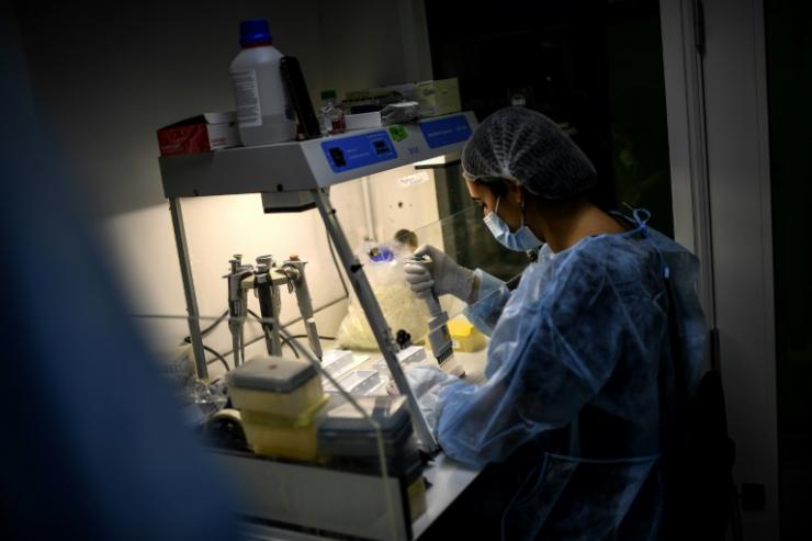Une technicien travaille sur le séquençage du génome du Sars-CoV-2 et de ses variants, le 21 janvier 2021 à l'Institut Pasteur, à Paris © AFP Christophe ARCHAMBAULT