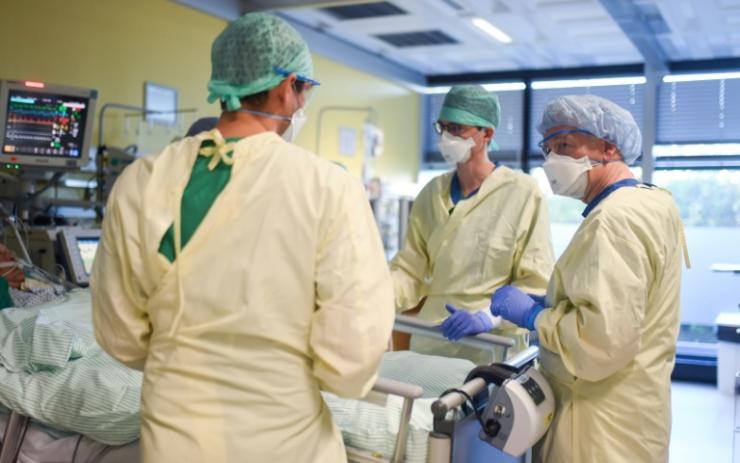 Gernot Marx (d) avec des collègues examinent un patient atteint de la Covid-19 à l'hôpital universitaire d'Aix-la-Chapelle, le 20 janvier 2021 © AFP/Ina Fassbender