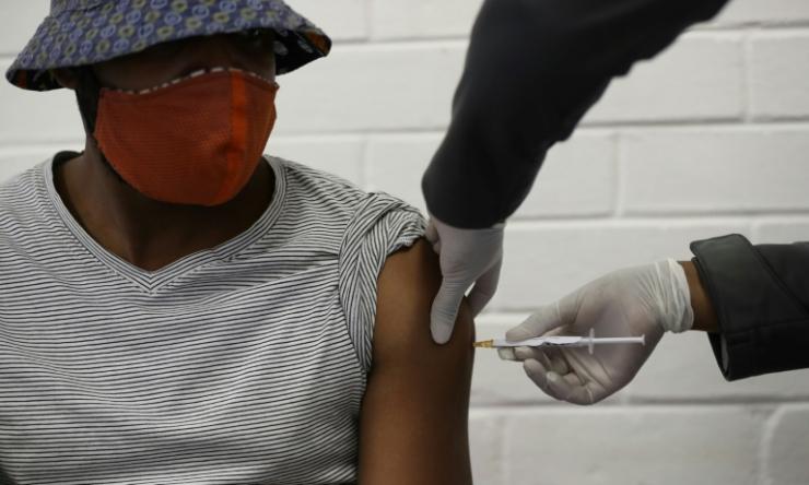 Un des premiers participants sud-africains à un essai de vaccin reçoit une dose dans un hôpital de Soweto, le 24 juin 2020 