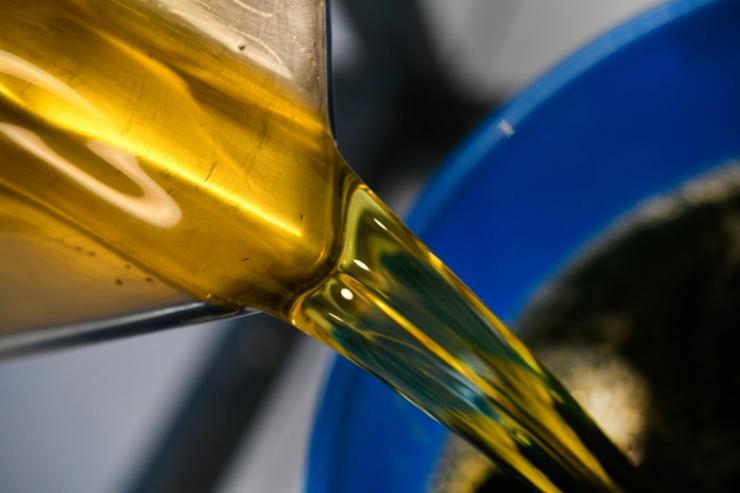 De l'huile est utilisée pour fabriquer des savons fait main dans un atelier travaillant pour la marque Route Mandarine à Porspoder (Finistère), le 6 juin 2018 © AFP/Archives Fred Tanneau 