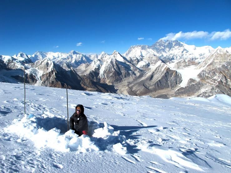Mesure d'accumulation de neige à 6350 m sur le glacier Mera au Népal