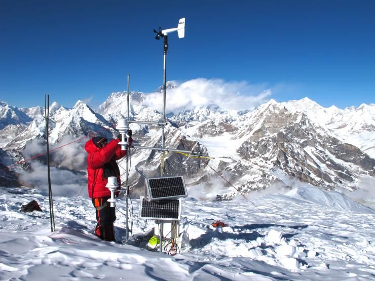 Station météorologique positionnée à 6400 m au sommet du glacier du Mera dans l'Himalaya