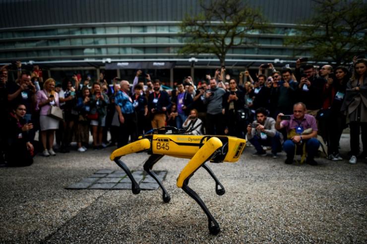 Un exemplaire du chien robot de Boston Dynamics, présenté à Lisbonne en novembre 2019 