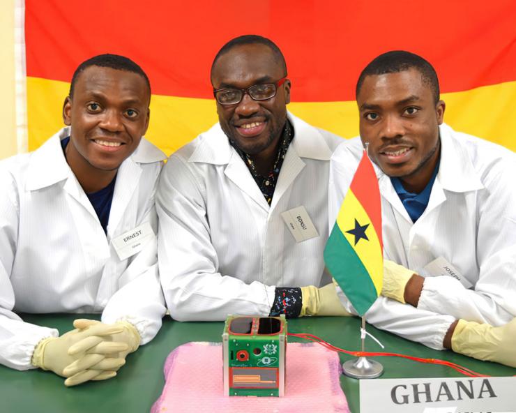 Benjamin Bonsu, Ernest Teye Matey et Joseph Quansah sont les trois chercheurs ghanéens à l’origine de GhanaSat-1, le premier satellite entièrement construit par un pays africain. Avec le soutien de l’agence spatiale japonaise JAXA, ces ingénieurs de l’université All Nations à Koforidua ont construit un nanosatellite de format CubeSat (moins de 10 kilos) pour à peine 50 000 dollars (42 000 euros). Il a été lancé en 2017 via une fusée américaine SpaceX © DR