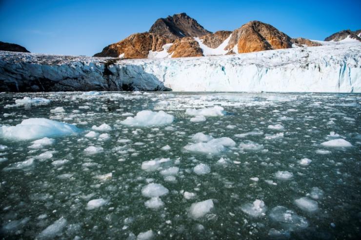 Photo prise le 17 août 2019 montrant des morceaux de glace flottant devant le glacier de Apusiajik, au Groenland 
