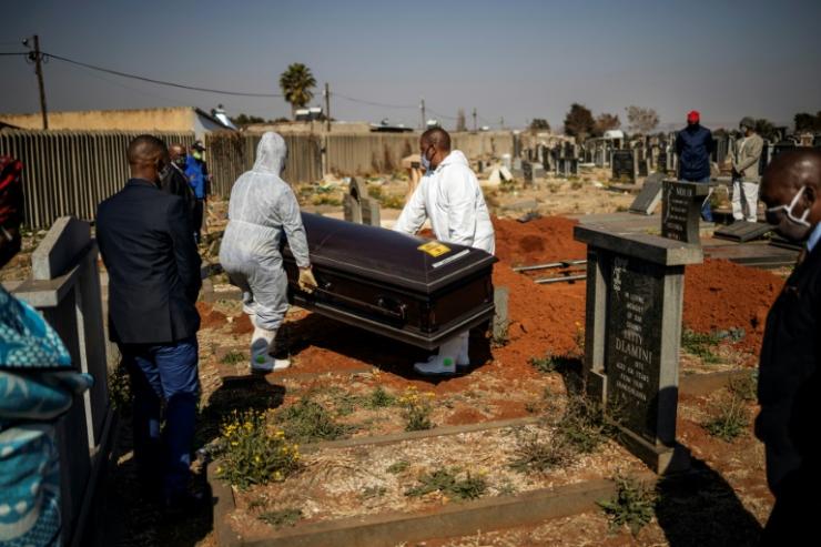 Funérailles le 24 juillet 2020 à Soweto, en Afrique du Sud, d'une personne décédée du Covid-19 